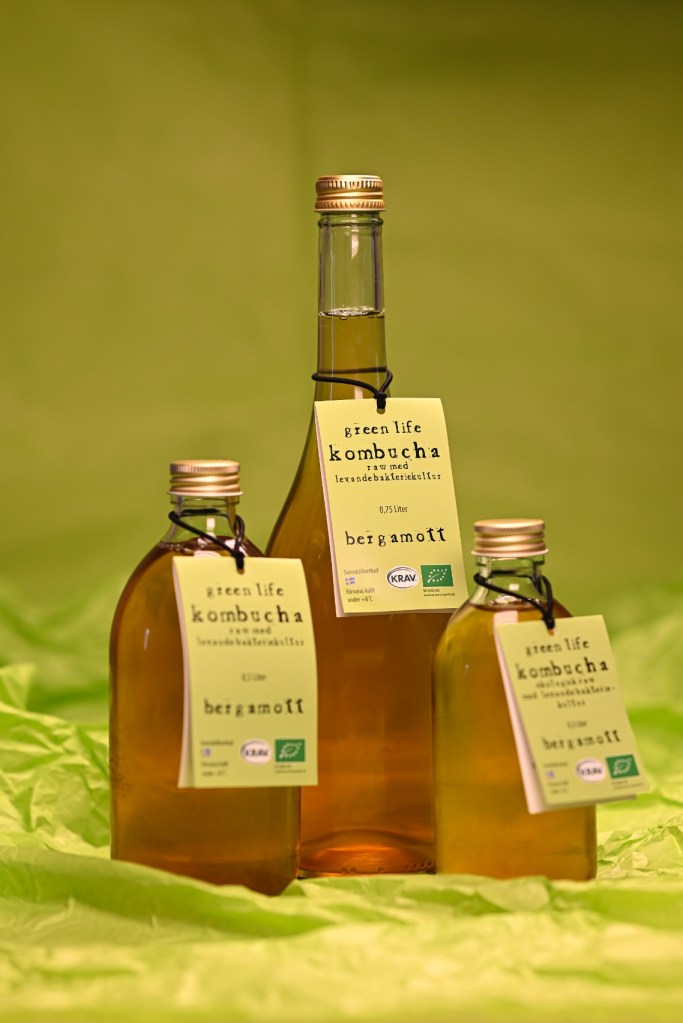 Flaskor med Green Life Kombuchas kombucha med bergamott.