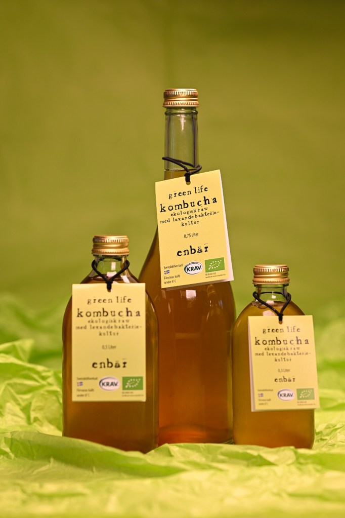 Flaskor med Green Life Kombuchas kombucha med enbär.