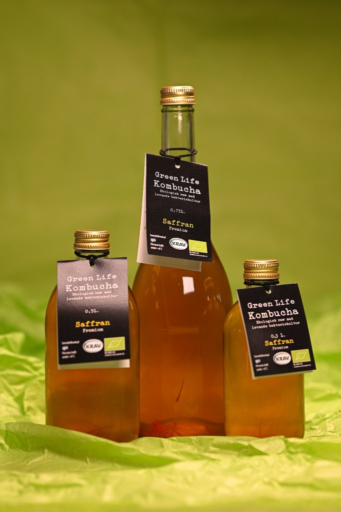 Flaskor med Green Life Kombuchas kombucha med Saffran.
