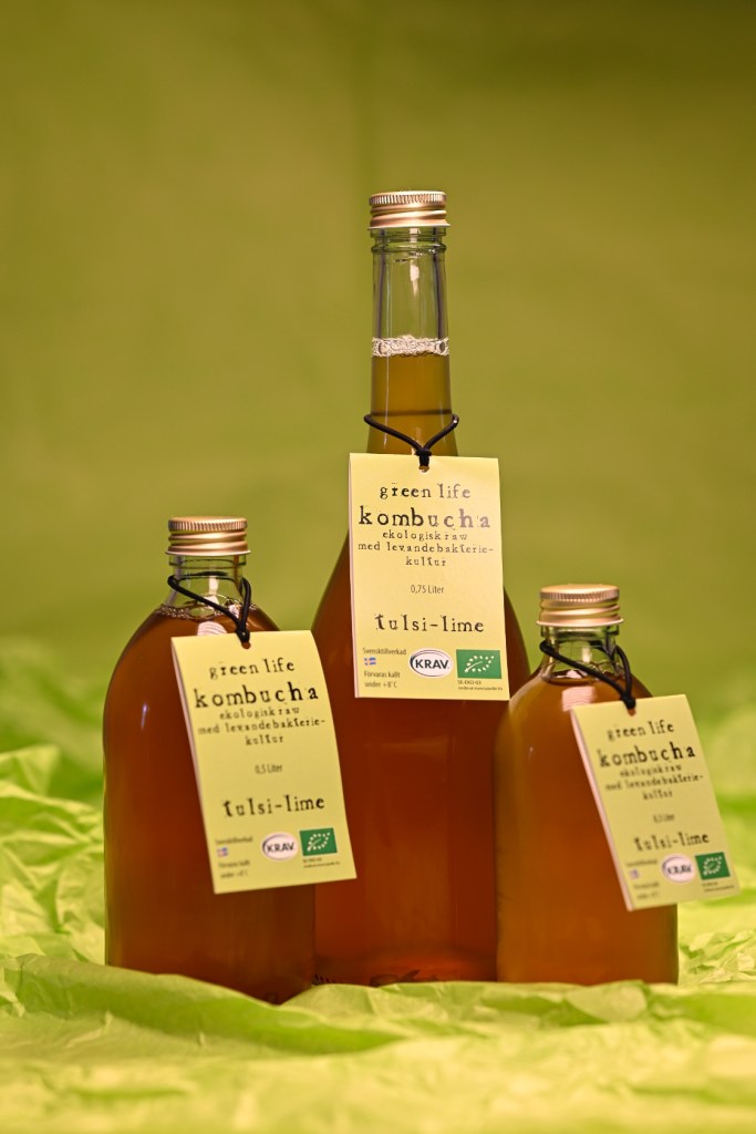 Flaskor med Green Life Kombuchas kombucha med tulsi och lime.