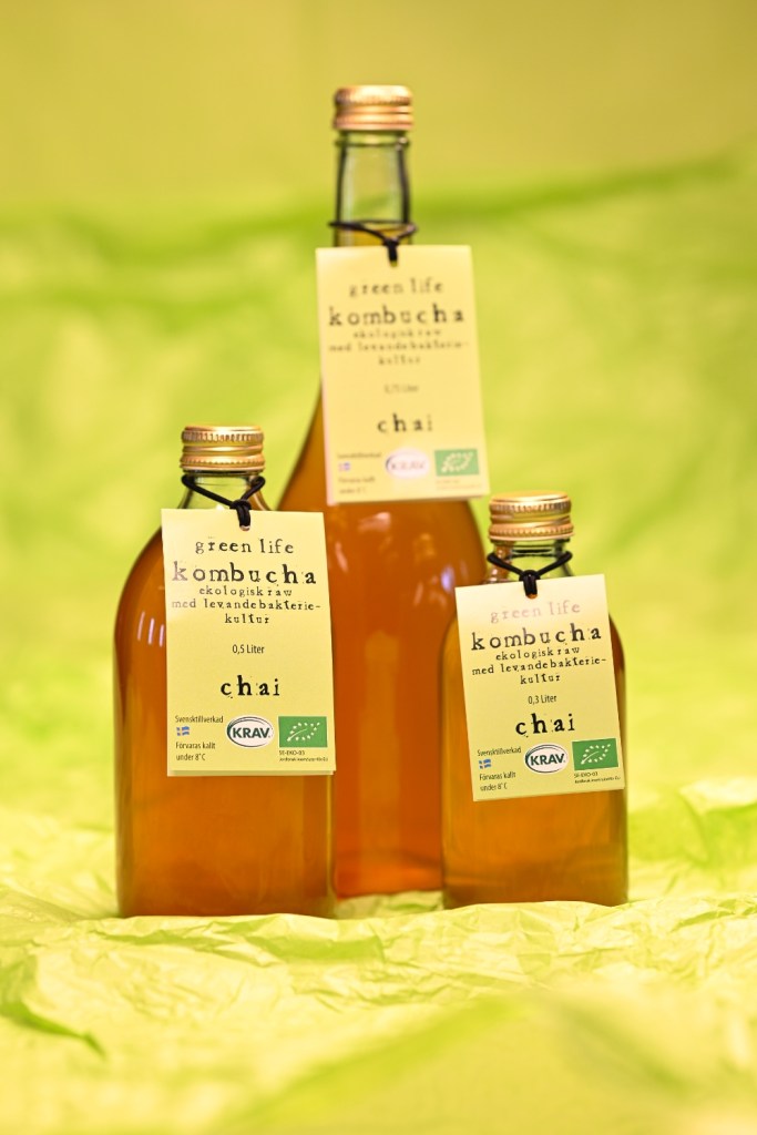 Flaskor med Green Life Kombuchas kombucha chai.