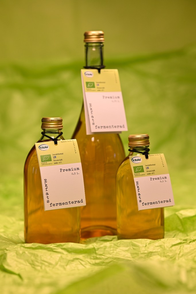 Flaskor med Green Life Kombuchas ekfatsfermenterade kombucha.