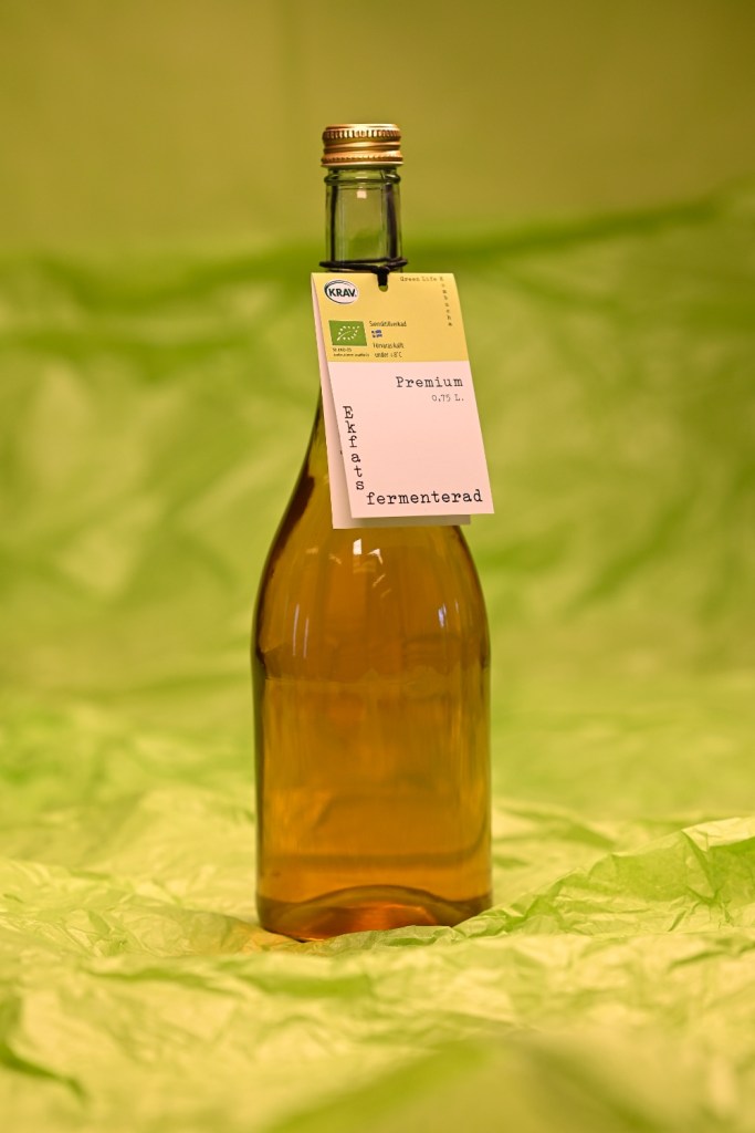 0,75 liters flaska med Green Life Kombuchas ekfatsfermenterade kombucha.