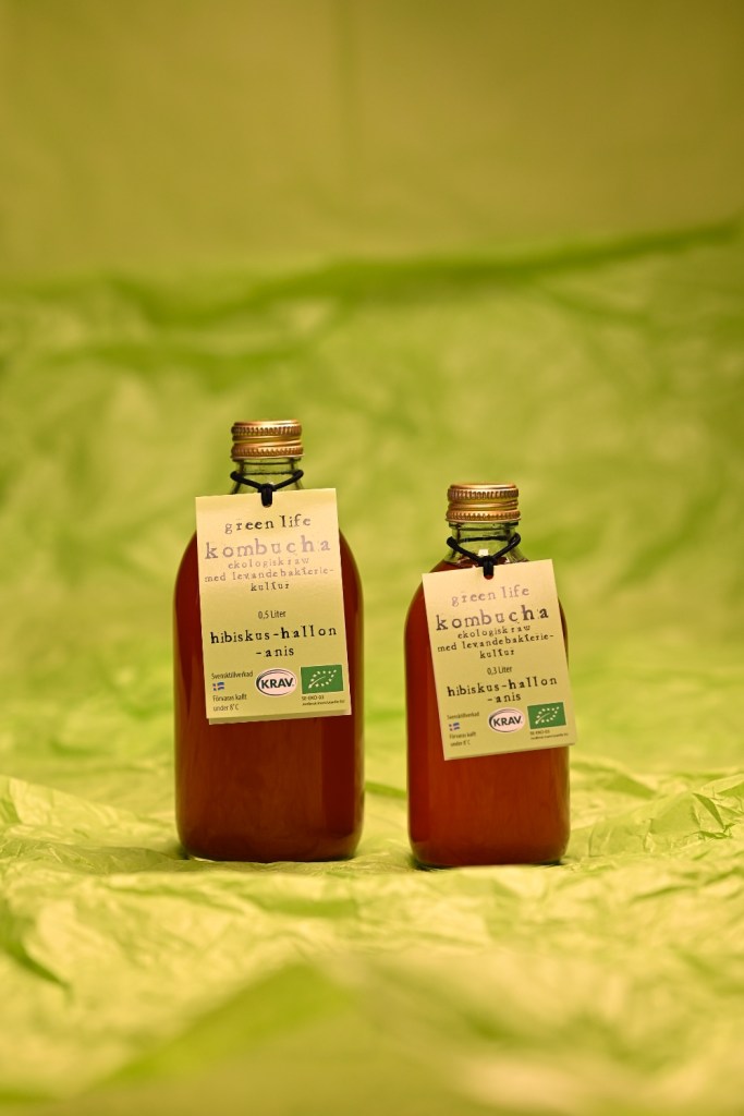 Flaskor med Green Life Kombuchas kombucha med hibiskus, hallon och anis.