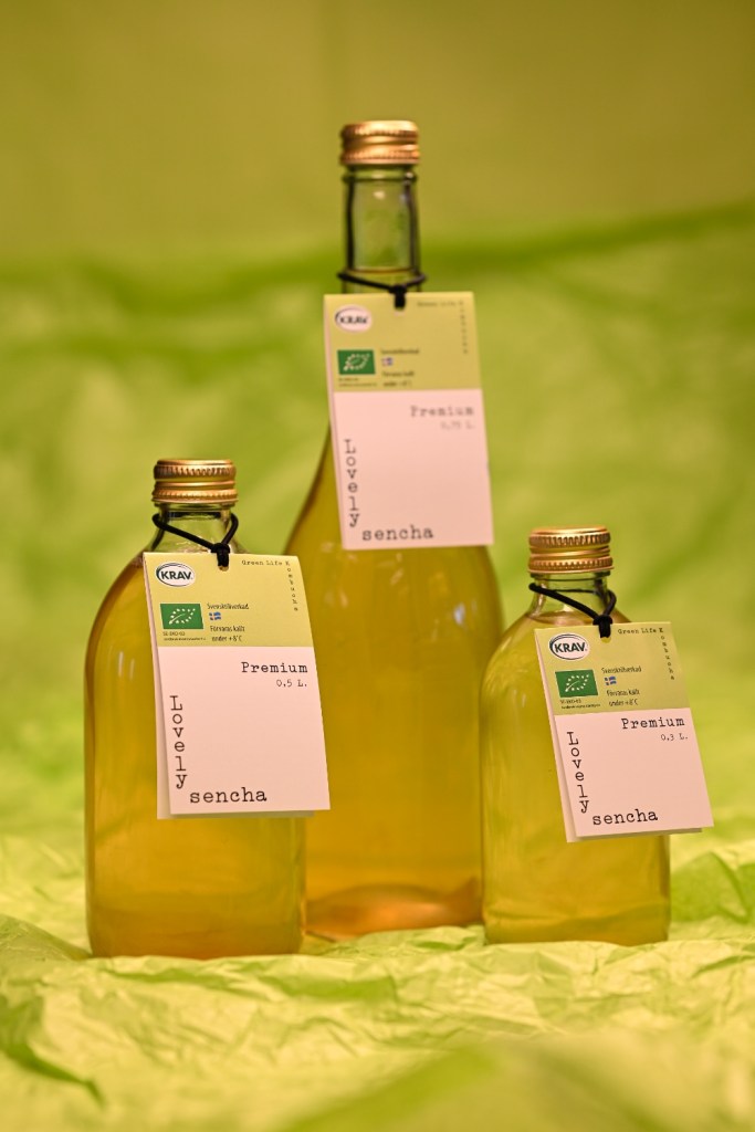 Flaskor med Green Life Kombuchas kombucha Lovely Sencha.