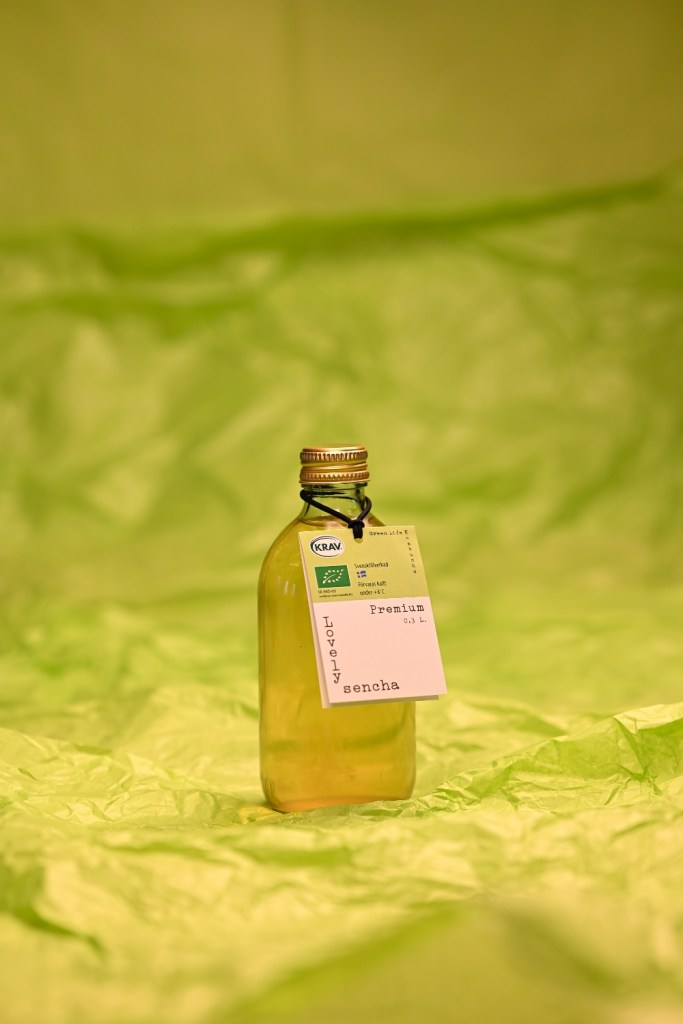 0,3 liters flaska med Green Life Kombuchas kombucha Lovely Sencha.