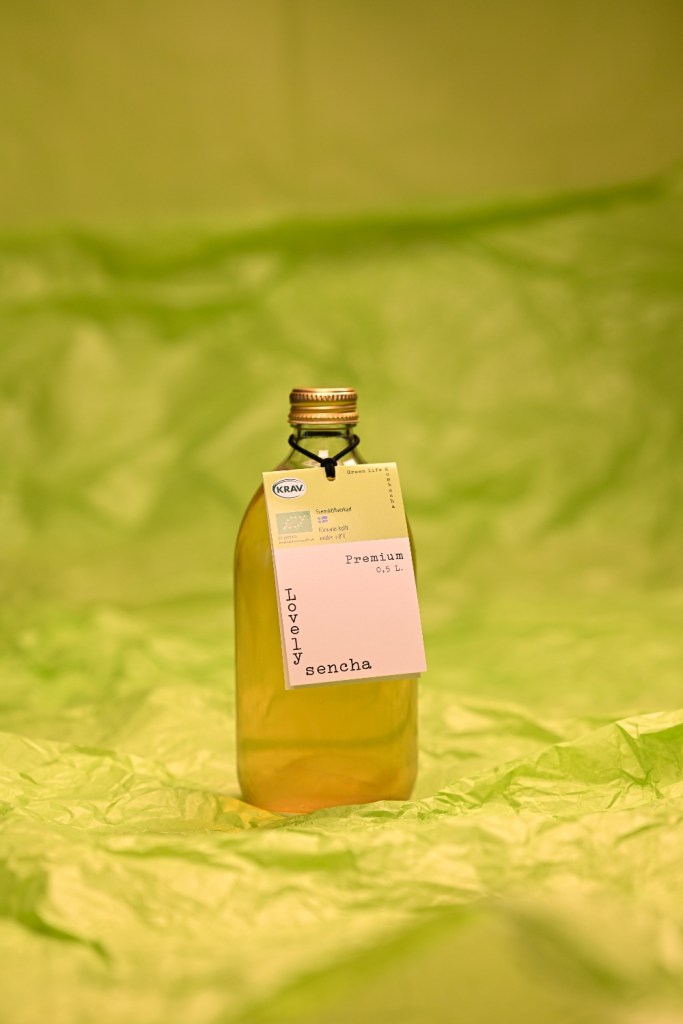 0,5 liters flaska med Green Life Kombuchas kombucha Lovely Sencha.