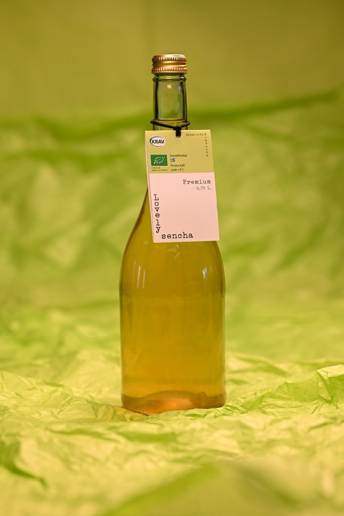 0,75 liters flaska med Green Life Kombuchas kombucha Lovely Sencha.