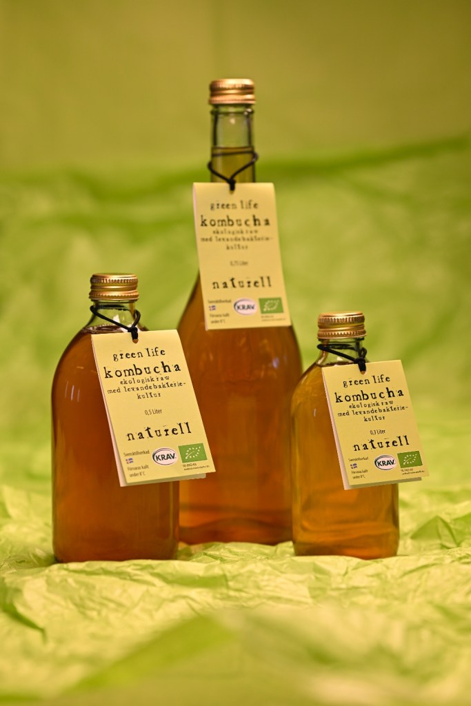 Flaskor med Green Life Kombuchas naturella kombucha.