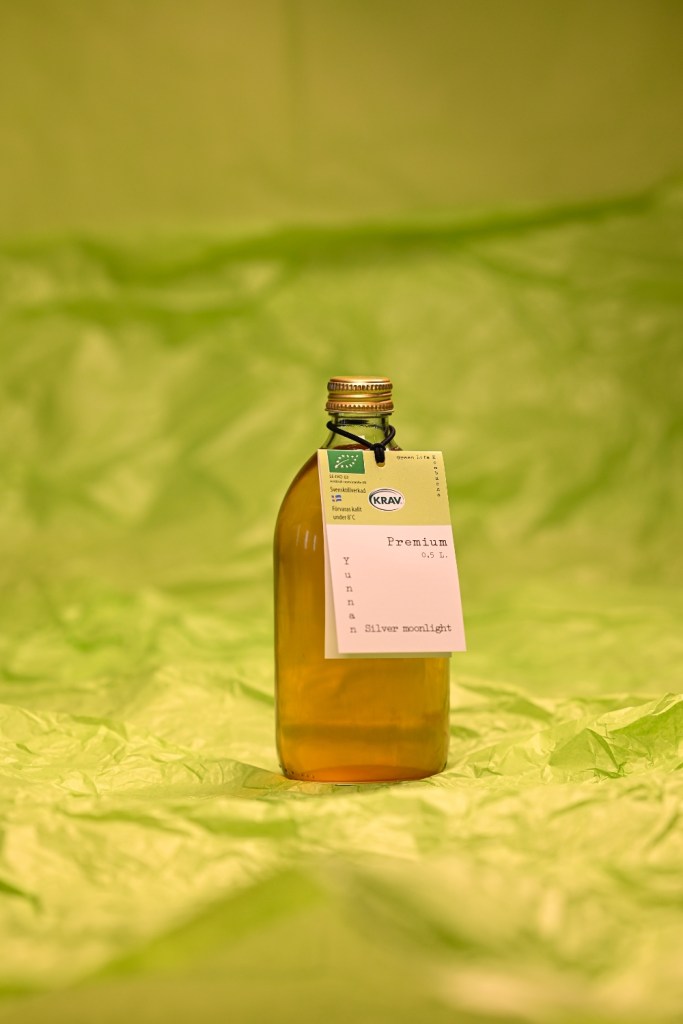 0,5 liters flaska med Green Life Kombuchas kombucha Yunnan Silver Moonlight.