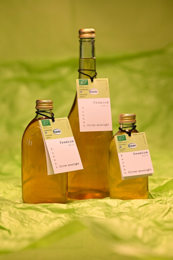 Flaskor med Green Life Kombuchas kombucha Yunnan Silver Moonlight.